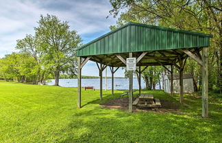 Foto 3 - Waterfront Lake Koshkonong Home w/ Pier & Fire Pit