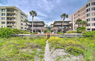 Foto 2 - Oceanfront Condo With Balcony + Beach Access