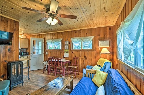 Foto 5 - Cabin Nestled by Lake Charlevoix: Pets are Welcome