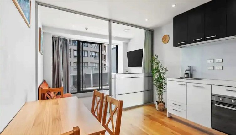 Photo 1 - Stylish Central City 1-Bedroom With Patio