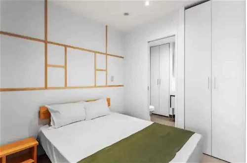 Foto 2 - Stylish Central City 1-Bedroom With Patio