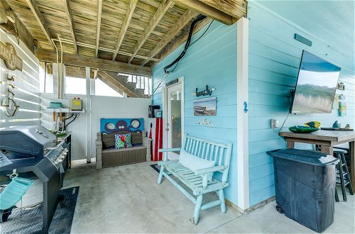 Foto 4 - Island-style Cottage w/ Boat Parking 5 Mi to Beach