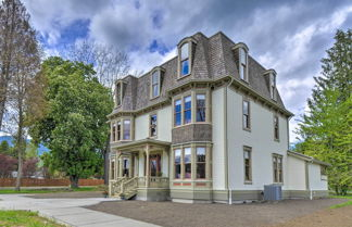 Foto 2 - Historic, Victorian Villa w/ Park On-site