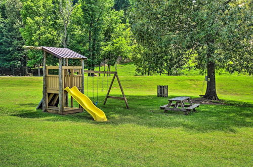 Foto 25 - Lakeside Cabin Nestled in Kudzu Cove Resort