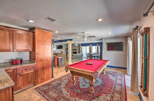 Foto 13 - Elegant Home w/ Pool Table: 3 Miles to The Strip