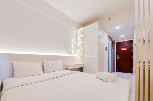 Foto 3 - Comfy Designed And Modern Studio At Sky House Bsd Apartment