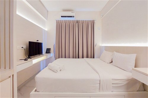 Foto 2 - Comfy Designed And Modern Studio At Sky House Bsd Apartment