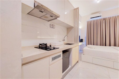 Foto 5 - Comfy Designed And Modern Studio At Sky House Bsd Apartment