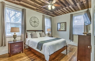 Photo 3 - Timeless Comfort by the park | JZ Vacation Rentals