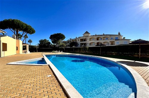 Photo 2 - Vilamoura Elegant With Pool by Homing
