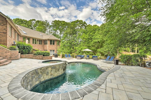 Foto 18 - Luxury Mooresville Manor w/ Pool & Lake Access