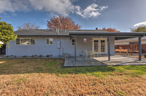 Foto 4 - Vibrant Sacramento Home w/ Yard & Patio