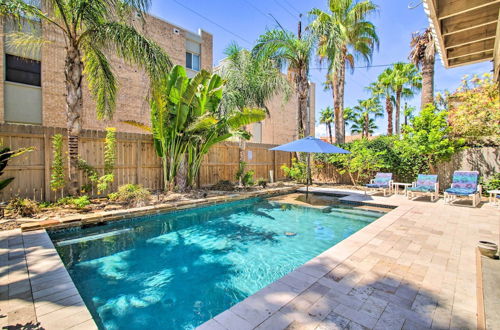 Photo 4 - Sunny South Padre Home - Steps to the Beach