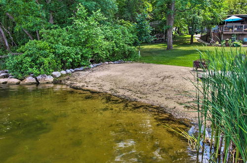 Foto 9 - Year-round Waterfront Getaway: Lake Access + Dock