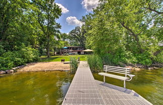 Foto 3 - Year-round Waterfront Getaway: Lake Access + Dock