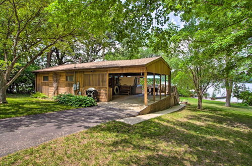 Foto 27 - Year-round Waterfront Getaway: Lake Access + Dock