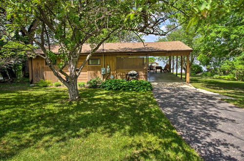 Foto 23 - Year-round Waterfront Getaway: Lake Access + Dock