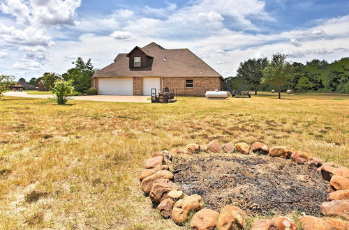 Foto 10 - Spacious Stallion Lake Ranch Home w/ Patio