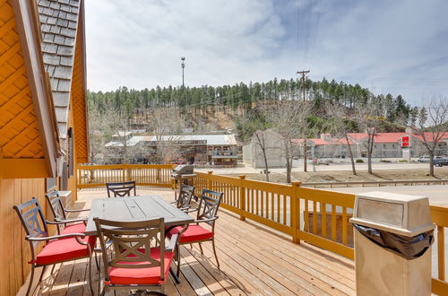 Foto 13 - Cozy Keystone Cabin: Hot Tub, 3 Mi to Mt Rushmore