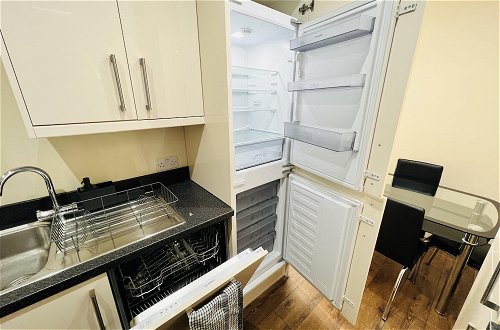 Photo 13 - 1-bed Apartment in Ealing, 3 Mins From Station