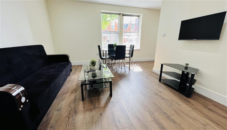 Photo 1 - 1-bed Apartment in Ealing, 3 Mins From Station
