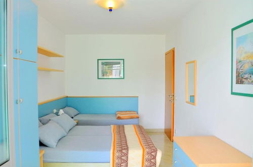 Photo 2 - Luminous Beachside Flat - Beahost