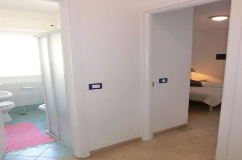 Foto 5 - Comfortable Apartment With Parking Near the Beach