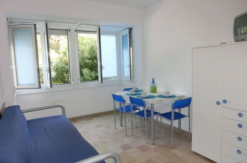 Foto 7 - Comfortable Apartment With Parking Near the Beach