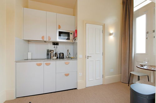 Photo 4 - Spacious Studio Suite Near Regents Park