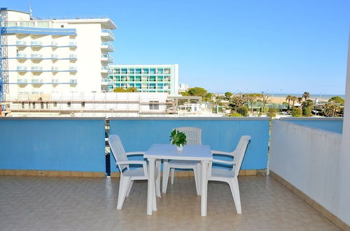 Foto 5 - Sea View Apartment With Balcony and Swimming Pool