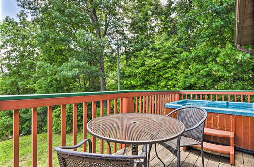 Photo 5 - Gatlinburg Chalet W/hot Tub, Sauna + Mountain View