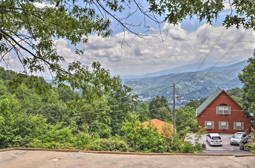 Foto 10 - Gatlinburg Chalet W/hot Tub, Sauna + Mountain View