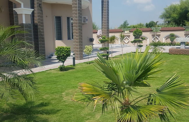 Entire 6-bed Garden Villa - Photo 8