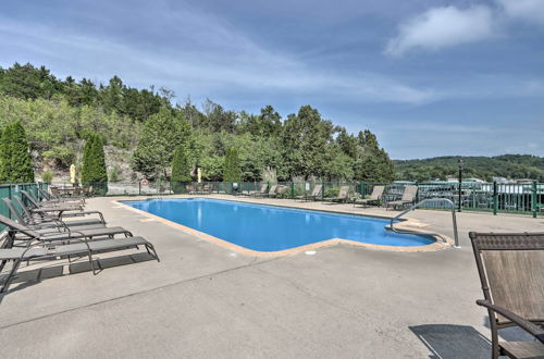 Foto 11 - Lakefront Ozark Condo w/ Balcony & Seasonal Pool