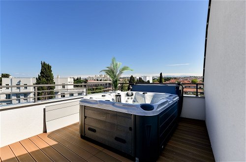 Foto 38 - Berin Deluxe Penthouse with jacuzzi