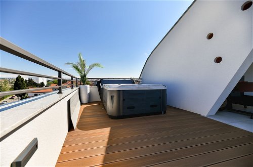 Foto 34 - Berin Deluxe Penthouse with jacuzzi