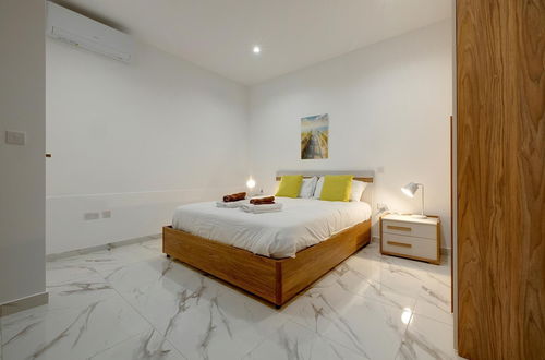 Photo 12 - Unbeatable Location 2 Bedroom With Terrace