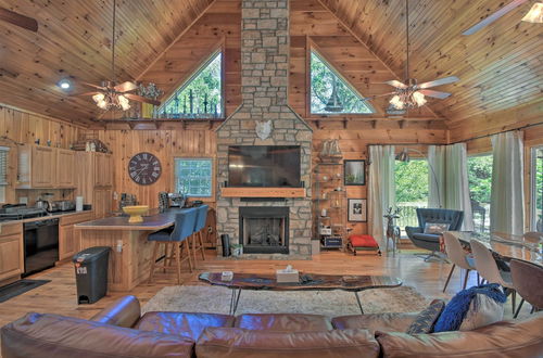 Photo 11 - Lovely Lake Hartwell Retreat: Dock, Deck & Grill