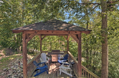 Photo 16 - Lovely Lake Hartwell Retreat: Dock, Deck & Grill