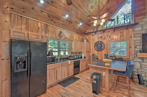 Photo 3 - Lovely Lake Hartwell Retreat: Dock, Deck & Grill