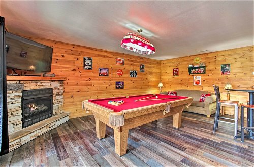 Foto 3 - Gatlinburg Mountain Cabin w/ Grill & Pool Table