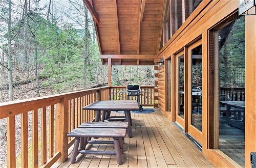 Foto 10 - Gatlinburg Mountain Cabin w/ Grill & Pool Table