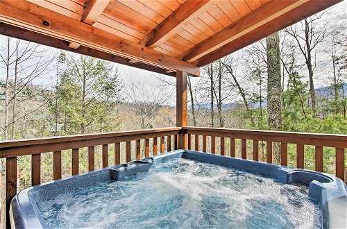 Foto 1 - Gatlinburg Mountain Cabin w/ Grill & Pool Table