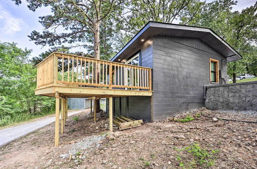 Foto 13 - Updated Lakefront Cabin w/ Deck & Boat Dock