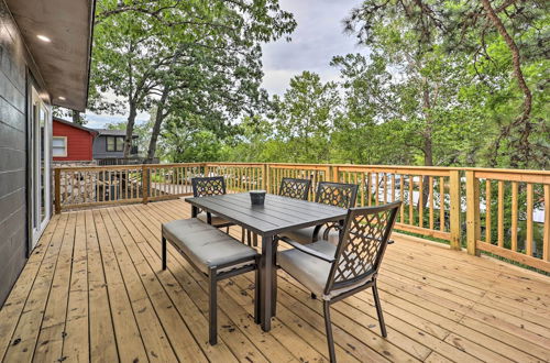 Foto 16 - Updated Lakefront Cabin w/ Deck & Boat Dock