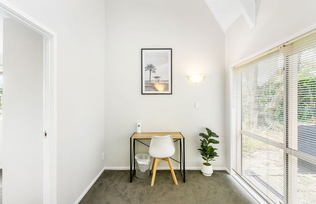 A Home away from Home - Netflix -Parking - Foto 41