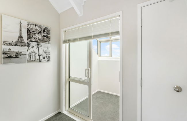 A Home away from Home - Netflix -Parking - Foto 2