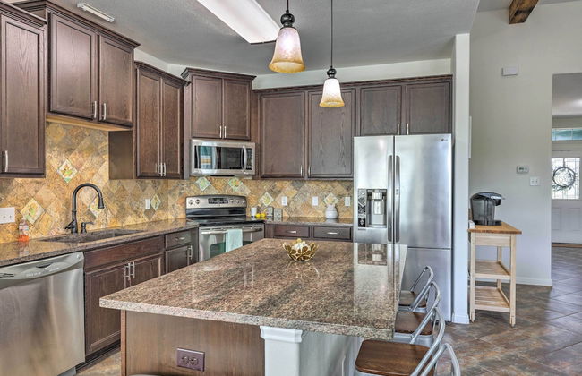 Gorgeous Luxury Home With Hot Tub Just 3 Miles to Dtwn! - Foto 17