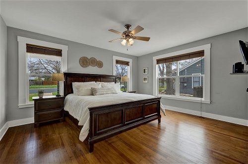 Photo 5 - Charming Bungalow With Spa! Close to Main St