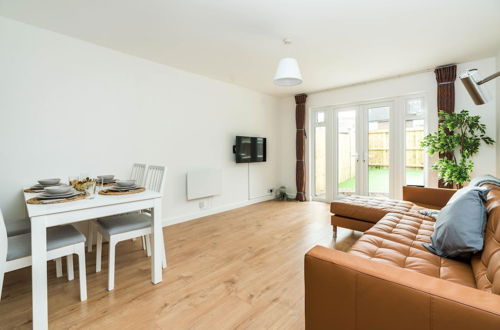 Photo 15 - Sleek and Stylish 2BD Home With a Garden Anerley